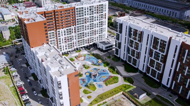 ЖК Галактика, лето 2022, дом Меркурий (слева) и Венера